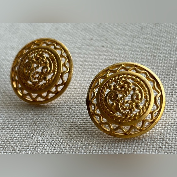 Jewelry - ✨ Vintage Gold Filigree Round Post Earrings ✨